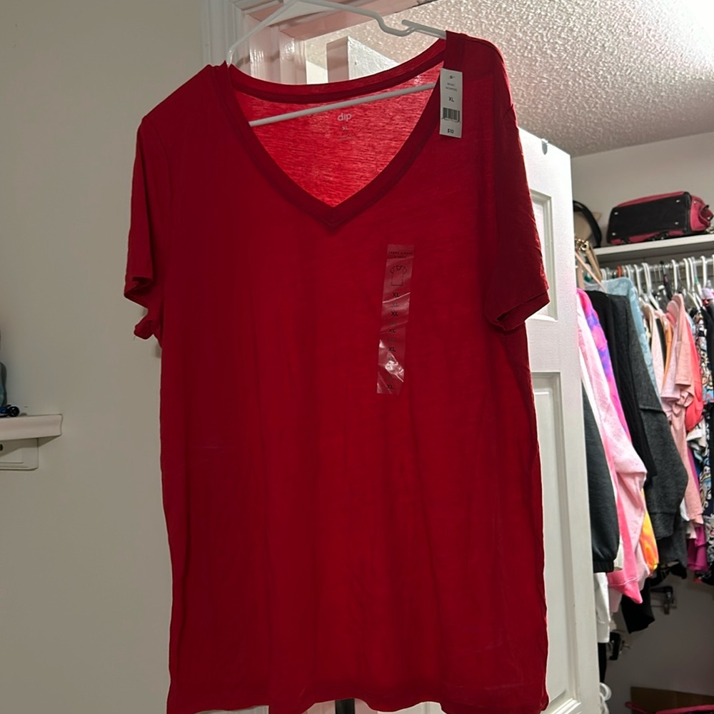 🚨 PRICE IS FIRM 🚨❤️ super cute v-neck tshirt ❤️- NWT!